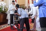 Presiden Joko Widodo menerima warga penyandang disabilitas saat open house Hari Raya Idul Fitri 1 Syawal 1445 H di Istana Negara, Jakarta, Rabu (10/4/2024). Presiden Joko Widodo bersama Ibu Negara Iriana Joko Widodo menggelar open house untuk warga yang ingin bersilaturahim. ANTARA FOTO/Muhammad Adimaja/nym.ANTARA FOTO/MUHAMMAD ADIMAJA (ANTARA FOTO/MUHAMMAD ADIMAJA)