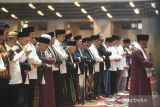 Presiden Joko Widodo (kedelapan kiri) bersama Wakil Presiden Ma'ruf Amin (kesembilan kiri) melaksanakan Shalat Idul Fitri 1445 H di Masjid Istiqlal, Jakarta Pusat, Rabu (10/4/2024). Umat Islam Indonesia merayakan Idul Fitri 1 Syawal 1445 H pada hari Rabu (10/4). ANTARA FOTO/Muhammad Adimaja/wsj.