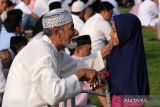 Seorang kakek berbincang dengan cucunya usai melaksanakan Shalat Idul Fitri 1 Syawal 1445 H di Lapangan Puputan Margarana, Denpasar, Bali, Rabu (10/4/2024). Umat Islam di wilayah Bali melaksanakan ibadah tersebut di sejumlah lapangan umum dan masjid. ANTARA FOTO/Nyoman Hendra Wibowo/wsj.