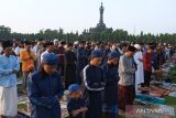 Umat Islam melaksanakan Shalat Idul Fitri 1 Syawal 1445 H di Lapangan Puputan Margarana, Denpasar, Bali, Rabu (10/4/2024). Umat Islam di wilayah Bali melaksanakan ibadah tersebut di sejumlah lapangan umum dan masjid. ANTARA FOTO/Nyoman Hendra Wibowo/wsj.