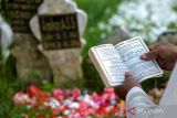 Umat Islam berdoa saat melakukan ziarah kubur pada Hari Raya Idul Fitri di Pemakaman Muslim Wanasari, Denpasar, Bali, Rabu (10/4/2024). Ribuan warga melaksanakan tradisi ziarah kubur untuk mendoakan keluarganya yang telah meninggal dunia seusai shalat Idul Fitri 1 Syawal 1445 H. ANTARA FOTO/Fikri Yusuf/wsj.