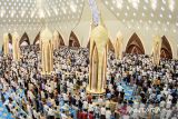 Umat muslim melaksanakan shalat Idul Fitri 1445 Hijriah di Masjid Raya Al Jabbar, Bandung, Jawa Barat, Rabu (10/4/2024). Umat Islam di Indonesia melaksanakan shalat id serentak berdasarkan ketetapan pemerintah 1 Syawal 1445 Hijriah pada Rabu (10/4). ANTARA FOTO/Novrian Arbi/agr
