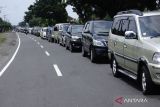 Kendaraan dari arah Surabaya menuju Kediri terjebak kepadatan di jalan arteri Bandar Kedungmulyo, Kabupaten Jombang, Jawa Timur, Kamis (11/4/2024). Kemacetan tersebut terjadi hingga ke Simpang Mengkreng atau sejauh 3 kilometer sedangkan, arus lalu lintas dari arah sebaliknya atau dari Simpang Mengkreng menuju Jombang relatif lancar. Untuk mengurangi volume kendaraan di jalan arteri kendaraan dari timur atau dari Surabaya seluruhnya dikeluarkan melalui exit tol Tembelang sementara kendaraan yang mau keluar melalui exit tol Bandar Kedungmulyo diarahkan keluar melalui exit tol Nganjuk. Antara Jatim/Syaiful Arif/mas.