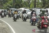 Pengendara antre melintas di Jalan arteri Parungkuda, Kabupaten Sukabumi, Jawa Barat, Kamis (11/4/2024). Pada H+1 Idul Fitri 1445 H jalur menuju arah Sukabumi tersebut mulai dipadati kendaraan untuk menuju kawasan wisata. ANTARA FOTO/Henry Purba/agr