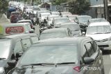 Pengendara antre melintas di Jalan arteri Parungkuda, Kabupaten Sukabumi, Jawa Barat, Kamis (11/4/2024). Pada H+1 Idul Fitri 1445 H jalur menuju arah Sukabumi tersebut mulai dipadati kendaraan untuk menuju kawasan wisata. ANTARA FOTO/Henry Purba/agr