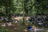 Pengunjung melakukan botram (makan bersama) di Bandung Zoo, Bandung, Jawa Barat, Kamis (11/4/2024). Sedikitnya 3.000 pengunjung dari sejumlah daerah di Jawa Barat berwisata untuk melihat berbagai jenis satwa sekaligus melakukan tradisi Botram (makan bersama) pada H+1 Idul Fitri 1445 Hijriah. ANTARA FOTO/Novrian Arbi/agr
