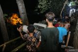 Sejumlah anak-anak memainkan meriam karbit yang terbuat dari drum bekas di kawasan Garot, Kecamatan Indra Jaya, Pidie, Aceh, Rabu (10/4/2024). Permainan meriam karbit rutin sudah menjadi tradisi budaya turun-temurun masyarakat Aceh, terkhusus Pidie dalam menyambut Hari Raya Idul Fitri maupun Idul Adha. ANTARAFOTO/Khalis Surry