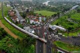 Foto udara kondisi kemacetan arus lalu lintas di Simpang Tiga Mengkreng, Kediri, Jawa Timur, Kamis (11/4/2024). Kemacetan sekitar tiga kilometer yang terjadi di titik pertemuan tiga kabupaten yakni Kediri, Jombang, dan Nganjuk itu akibat meningkatnya volume kendaraan saat H+1 Lebaran. Antara Jatim/Muhammad Mada/mas.