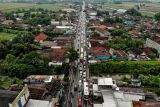 Foto udara kondisi kemacetan arus lalu lintas di Simpang Tiga Mengkreng, Kediri, Jawa Timur, Kamis (11/4/2024). Kemacetan sekitar tiga kilometer yang terjadi di titik pertemuan tiga kabupaten yakni Kediri, Jombang, dan Nganjuk itu akibat meningkatnya volume kendaraan saat H+1 Lebaran. Antara Jatim/Muhammad Mada/mas.