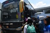 Sejumlah calon penumpang antre naik bus di Terminal Purboyo, Kota Madiun, Jawa Timur, (Sabtu (13/4/2024). Data di terminal tersebut jumlah penumpang selama arus balik lebaran 11-13 April siang tercatat sekitar 8.000 orang. Antara Jatim/Siswowidodo/um 