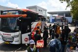 Sejumlah calon penumpang antre naik bus di Terminal Purboyo, Kota Madiun, Jawa Timur, (Sabtu (13/4/2024). Data di terminal tersebut jumlah penumpang selama arus balik lebaran 11-13 April siang tercatat sekitar 8.000 orang. Antara Jatim/Siswowidodo/um 