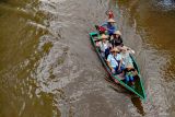 Foto udara sejumlah pengunjung menaiki perahu di Wisata Tani Betet, Ngronggot, Nganjuk, Jawa Timur, Sabtu (13/4/2024). Kunjungan wisata di saluran irigasi persawahan yang dikelola warga setempat menjadi obyek wisata itu meningkat dari hari biasanya yakni sekitar 100 per hari menjadi sekitar 500 pengunjung per hari saat libur Lebaran.  Antara Jatim/Muhammad Mada/um 