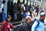 Sejumlah pemudik turun dari kereta api di Stasiun Surabaya Gubeng, Surabaya, Jawa Timur, Sabtu (13/4/2024). PT Kereta Api Indonesia (KAI) Daop 8 Surabaya mencatat kedatangan pemudik moda kereta api di stasiun-stasiun di wilayah kerjanya pada hari ini (13/4) sebanyak 25.872 penumpang sedangkan yang berangkat sebanyak 19.666 penumpang dan jumlah tiket yang terpesan pada masa arus balik pada H+1 (12/4/2024) sampai H+10 (21/4/2024) Lebaran 2024 sebanyak 152.617 tiket. Antara Jatim/Didik Suhartono/um 