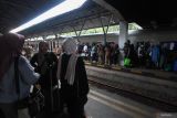 Sejumlah pemudik turun dari kereta api di Stasiun Surabaya Gubeng, Surabaya, Jawa Timur, Sabtu (13/4/2024). PT Kereta Api Indonesia (KAI) Daop 8 Surabaya mencatat kedatangan pemudik moda kereta api di stasiun-stasiun di wilayah kerjanya pada hari ini (13/4) sebanyak 25.872 penumpang sedangkan yang berangkat sebanyak 19.666 penumpang dan jumlah tiket yang terpesan pada masa arus balik pada H+1 (12/4/2024) sampai H+10 (21/4/2024) Lebaran 2024 sebanyak 152.617 tiket. Antara Jatim/Didik Suhartono/um 