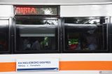 Sejumlah penumpang berada di dalam Kereta Api (KA) Malioboro Ekspres relasi Purwokerto-Malang saat transit di Stasiun KA Madiun, Jawa Timur, Sabtu (13/4/2024). PT KAI (Persero) Daerah Operasi (Daop) 7 Madiun mencatat jumlah penumpang KA yang berangkat dari sejumlah stasiun KA yang berada di wilayah Daop 7 Madiun selama masa angkutan lebaran 31 Maret-13 April sebanyak 103.187 penumpang, sedangkan penumpang yang datang sebanyak 149.188 orang . Antara Jatim/Siswowidodo/um