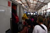 Sejumlah calon penumpang bersiap menaiki Kereta Api (KA) Malioboro Ekspres relasi Purwokerto-Malang saat transit di Stasiun KA Madiun, Jawa Timur, Sabtu (13/4/2024). PT KAI (Persero) Daerah Operasi (Daop) 7 Madiun mencatat jumlah penumpang KA yang berangkat dari sejumlah stasiun KA yang berada di wilayah Daop 7 Madiun selama masa angkutan lebaran 31 Maret-13 April sebanyak 103.187 penumpang, sedangkan penumpang yang datang sebanyak 149.188 orang . Antara Jatim/Siswowidodo/um