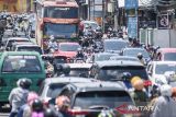 Ratusan pengendara melintasi jalan Cibiru-Cinunuk, Bandung, Jawa Barat, Sabtu (13/4/2024). Pada H+2 Idul Fitri 1445 Hijriah, arus lalu lintas pada jalur lalu lintas perbatasan Kota Bandung tersebut terpantau padat menuju arah Kota Bandung maupun arah Sumedang, Garut dan Tasikmalaya. ANTARA FOTO/Novrian Arbi/agr
