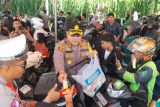 Polisi bagikan minuman ke pemudik roda dua di Bakauheni