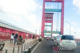 Wisatawan kunjungi jembatan Ampera Palembang saat arus balik