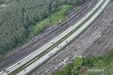 Foto udara kendaraan melintas di Tol Cikopo-Palimanan KM 182 arah Jakarta saat pemberlakuan sistem satu arah atau one way di Cirebon, Jawa Barat, Sabtu (13/4/2024). Pemerintah resmi menerapkan sistem one way di tol Trans Jawa mulai dari Gerbang Tol (GT) Kalikangkung Jawa Tengah menuju GT Cikampek Utama pada H+2 Lebaran pukul 15.00 WIB guna melancarkan arus balik. ANTARA FOTO/Akbar Nugroho Gumay/wsj.
zANTARA FOTO/AKBAR NUGROHO GUMAY (ANTARA FOTO/AKBAR NUGROHO GUMAY)