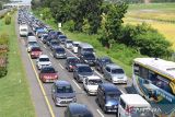 Kendaraan melintas di Tol Palimanan-Kanci KM 191 arah Jakarta, Cirebon, Jawa Barat, Sabtu (13/4/2024). Pada H+2 Lebaran Tol Trans-Jawa mulai dipadati kendaraan arus balik yang membawa pemudik untuk kembali ke daerah asal. ANTARA FOTO/Akbar Nugroho Gumay/wsj.