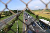 Kendaraan melintas di Tol Palimanan-Kanci KM 191 arah Jakarta, Cirebon, Jawa Barat, Sabtu (13/4/2024). Pada H+2 Lebaran Tol Trans-Jawa mulai dipadati kendaraan arus balik yang membawa pemudik untuk kembali ke daerah asal. ANTARA FOTO/Akbar Nugroho Gumay/wsj.