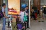 Petugas memeriksa tiket penumpang pesawat di Bandara Internasional Juanda Surabaya di Sidoarjo, Jawa Timur, Minggu (14/4/2024). PT Angkasa Pura I selaku pengelola Bandara Internasional Juanda, mencatat pergerakan pesawat pada H+2 sebanyak 109 penerbangan dengan penumpang 16.467 kedatangan dan 111 penerbangan dengan penumpang 17.414 berangkat dan prediksi puncak arus balik terjadi mulai H+4 atau Senin (15/4). Antara Jatim/Umarul Faruq/mas