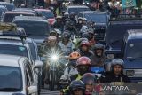 Suasana pengendara yang melintasi jalur Nagreg, Kabupaten Bandung, Jawa Barat, Sabtu (13/4/2024). Pada h+2 Idul Fitri 1445 hijriah, volume kendaraan arus balik yang melintas jalur tersebut terpantau padat menuju arah Kota Bandung dan Jakarta. ANTARA FOTO/Novrian Arbi/agr