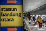 Penumpang berjalan di Skybridge usai turun dari kereta api di Stasiun Bandung, Bandung, Jawa Barat, Minggu (14/4/2024). PT KAI Daop 2 Bandung mencatat sebanyak 55.827 pemudik telah tiba di seluruh stasiun wilayah operasi sejak 12-14 April 2024 saat musim arus balik Idul Fitri 1445 Hijriah sekaligus mengalami peningkatan sebanyak 20 persen dari tahun sebelumnya di periode yang sama. ANTARA FOTO/Novrian Arbi/agr