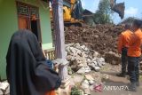 BPBD Kota Solok masih bersihkan material longsor gunakan alat berat