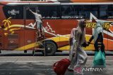 Sopir membersihkan bus seusai tiba di Terminal Cicaheum, Bandung, Jawa Barat, Minggu (14/4/2024). Pada H+3 Lebaran sejumlah bus dari wilayah Jawa Barat, Jawa Tengah dan Jawa Timur mengalami keterlambatan sekitar tiga hingga delapan jam akibat kemacetan di beberapa titik jalur selatan Jawa. ANTARA FOTO/Novrian Arbi/agr