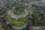 Foto udara kendaraan pemudik memadati di Jalur Selatan, Lingkar Gentong, Kabupaten Tasikmalaya, Jawa Barat, Sabtu (13/4/2024). Dishub Kabupaten Tasikmalaya mencatat traffic counting atau Cacahan lalu lintas volume kendaraan yang melintas dari arah Tasikmalaya menuju Bandung dan Jakarta pada hari lebaran hingga H+2 arus balik lebaran sebanyak 165.997 pemudik dan terjadi kepadatan. ANTARA FOTO/Adeng Bustomi/agr