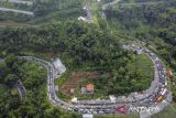 Foto udara kendaraan pemudik memadati di Jalur Selatan, Lingkar Gentong, Kabupaten Tasikmalaya, Jawa Barat, Sabtu (13/4/2024). Dishub Kabupaten Tasikmalaya mencatat traffic counting atau Cacahan lalu lintas volume kendaraan yang melintas dari arah Tasikmalaya menuju Bandung dan Jakarta pada hari lebaran hingga H+2 arus balik lebaran sebanyak 165.997 pemudik dan terjadi kepadatan. ANTARA FOTO/Adeng Bustomi/agr