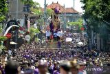 Ribuan warga mengarak peti berbentuk lembu saat upacara pelebon jenazah Tjokorda Bagus Santaka di Ubud, Gianyar, Bali, Minggu (14/4/2024). Ribuan warga serta wisatawan mengiringi dan menyaksikan upacara pelebon atau ngaben almarhum Tjokorda Bagus Santaka yang semasa hidupnya merupakan salah satu tokoh masyarakat khususnya dalam bidang adat di kawasan Ubud yang meninggal karena sakit pada 1 Februari 2024. ANTARA FOTO/Fikri Yusuf/wsj.