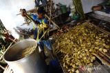 Warga mengangkat ketupat di usaha rumahan Dusun Ngambek, Desa Ngumpul, Kecamatan Jogoroto, Kabupaten Jombang, Jawa Timur, Senin (15/4/2024). Menurut pengusaha jelang tradisi lebaran ketupat pesanan ketupat dan lepet matang mengalami peningkatan, dalam sehari mereka rata-rata memproduksi 15 ribu biji yang dijual Rp20 ribu per 10 buah sedangkan pada hari biasa hanya memproduksi sekitar 2 ribu biji. Antara Jatim/Syaiful Arif/mas.