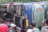 Bus terguling di jalan lintas Bukittinggi-Padang, satu orang tewas (Video)