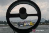 Kapal Nasional SAR Kresna memasuki pelabuhan seusai melakukan Operasi Siaga Lebaran di perairan Banda Aceh - Pulau Sabang, Aceh, Senin (15/4/2024). Tim gabungan Basarnas Aceh, TNI, Polri, Dinas Perhubungan, Rapi dan relawan menggelar Operasi Siaga Lebaran di perarian Banda Aceh-Pulau Sabang itu untuk memantau jalur penyeberangan kapal yang padat penumpang  libur lebaran dan pengecekan Pos Terpadu Operasi Ketupat Seulawah di Pulau Sabang.  ANTARA FOTO/Ampelsa.