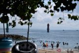 Wisatawan domestik berwisata di kawasan wisata Pantai Sanur, Denpasar, Bali, Senin (15/4/2024). Hari terakhir masa libur dan cuti bersama Hari Raya Idul Fitri 2024 dimanfaatkan oleh masyarakat untuk berwisata ke berbagai destinasi yang ada di Pulau Dewata. ANTARA FOTO/Fikri Yusuf/wsj.