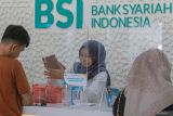 Petugas melayani nasabah yang melakukan penyetoran uang tunai ke rekening di Bank Syariah Indonesia (BSI) Kantor Cabang Banda Aceh, Aceh, Selasa (16/4/2024). Aktivitas layanan perbankan kembali normal sesuai jam operasional seperti biasa usai menerapkan layanan terbatas selama libur dan cuti bersama Hari Raya Idul Fitri 1445 H. ANTARA FOTO/Khalis Surry
