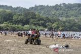 Wisatawan mengendarai motor ATV menyusuri pesisir pantai Pangandaran di Kabupaten Pangandaran, Jawa Barat, Selasa (16/4/2024). Dinas Pariwisata dan Kebudayaan (Disparbud) Kabupaten Pangandaran mencatat jumlah kunjungan ke destinasi wisata di Pangandaran selama hari libur lebaran mencapai 159.125 orang. ANTARA FOTO/Adeng Bustomi/agr