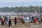 Wisatawan memadati pantai Pangandaran di Kabupaten Pangandaran, Jawa Barat, Selasa (16/4/2024). Dinas Pariwisata dan Kebudayaan (Disparbud) Kabupaten Pangandaran mencatat jumlah kunjungan ke destinasi wisata di Pangandaran selama hari libur lebaran mencapai 159.125 orang. ANTARA FOTO/Adeng Bustomi/agr