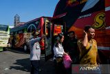 Petugas Dishub Kota Bandung mengarahkan penumpang yang baru turun dari bus untuk melakukan pencatatan kependudukan di Terminal Cicaheum, Bandung, Jawa Barat, Selasa (16/4/2024). Disdukcapil Kota Bandung menggelar Operasi Simpatik sadar administrasi kependudukan (Adminduk) di tiga titik di Kota Bandung guna menghimbau para pendatang ke Kota Bandung untuk membuat Surat Keterangan Tinggal Sementara (SKTS) selama enam bulan. ANTARA FOTO/Raisan Al Farisi/agr