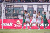 Ekspresi pesepak bola Dewa United Ricki Kambuaya (tengah) usai mencetak gol ke gawang Persebaya pada pertandingan BRI Liga 1 di Stadion Gelora Bung Tomo, Surabaya, Jawa Timur, Selasa (16/4/2024). Persebaya dikalahkan oleh Dewa United dengan skor 0-3. Antara Jatim/Rizal Hanafi/mas.