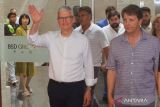 CEO Apple, Tim Cook (kiri) melambaikan tangan setibanya di  Apple Developer Academy di Green Office Park, BSD, Kabupaten Tangerang, Banten, Rabu (17/4/2024). Kunjungan tersebut dalam rangka rencana Apple membuat pengembangan (offset) tingkat komponen dalam negeri atau TKDN untuk produk-produk buatan Apple. ANTARA FOTO/Muhammad Iqbal/wsj.