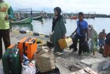 Sejumlah penumpang dari Pulau Sapudi, Sumenep turun dari kapal motor di Pelabuhan Kalbut, Situbondo, Jawa Timur, Kamis (18/4/2024). Warga Pulau Sapudi, Sumenep, Madura masih memakai kapal motor atau perahu barang di pelabuhan rakyat itu, dalam arus balik H+7 Hari Raya Idul Fitri 1445 Hijriah. Antara Jatim/Seno/um 
