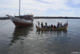 Sejumlah penumpang dari Pulau Sapudi, Sumenep turun dari kapal motor di Pelabuhan Kalbut, Situbondo, Jawa Timur, Kamis (18/4/2024). Warga Pulau Sapudi, Sumenep, Madura masih memakai kapal motor atau perahu barang di pelabuhan rakyat itu, dalam arus balik H+7 Hari Raya Idul Fitri 1445 Hijriah. Antara Jatim/Seno/um