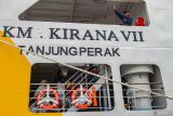 Sejumlah penumpang menaiki Kapal Motor (KM) Kirana VII di Dermaga Roro, Pelabuhan Tanjung Perak, Surabaya, Jawa Timur, Rabu (17/4/2024). Menurut pihak Terminal GSN, jumlah penumpang arus mudik di tahun ini mengalami peningkatan 11,91 persen dari tahun sebelumnya yakni 120.463 orang menjadi 134.813 orang sejak H-15 hingga H+5 Hari Raya Idul Fitri. Antara Jatim/Muhammad Mada/um 