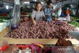 Pengunjung  berbelanja  bawang merah di Pasar Al-Mahirah,  Desa Lamdingin, Banda Aceh, Aceh, Kamis (18/4/2024).  Menurut para pedagang ,  harga bawang merah sejak sepekan terakhir terus bergerak naik dan hingga saat ini harganya naik drastis kisaran Rp65.000 hingga Rp70.000 per kilogram menurut kualitasnya dari sebelumnya Rp45.000 per kilogram karena pasokan barang berkurang. ANTARA FOTO/Ampelsa.