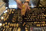 Pedagang memperlihatkan berbagai jenis perhiasan emas kepada calon pembeli di pusat perdagangan  logam mulia  Pasar Aceh, Banda Aceh, Kamis (18/4/2024). Menurut pedagang di daerah itu, meskipun harga emas Antam  sejak  beberapa hari cenderung  menguat dan saat ini berada pada  level Rp1.330.000 per gram atau naik Rp14.000 per gram dari harga sebelumnya dan emas murni Rp3.880.000 per mayam (3,33 gram) atau naik Rp20.000 per gram, namun animo masyarakat membeli  emas lebih besar mencapai 90 persen dibanding penjualan emas hanya 10 persen,  karena mereka memprediksi harga emas  akan terus bergerak naik.  ANTARA FOTO/Ampelsa.