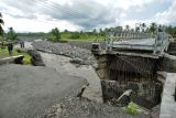 Jembatan Mujur II penghubung antardesa putus di Lumajang, Jawa Timur, Jumat (19/4/2024). Jembatan penghubung Desa Kloposawit dan Desa Tumpeng tersebut putus akibat diterang banjir lahar hujan Gunung Semeru pada Kamis (18/4). Antara Jatim/Irfan Sumanjaya/um